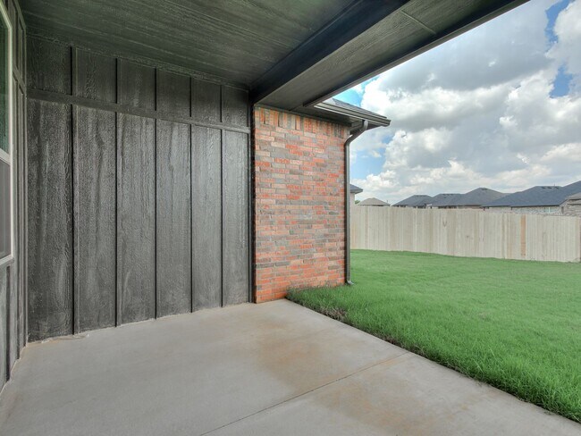 Building Photo - New Home In Yukon!