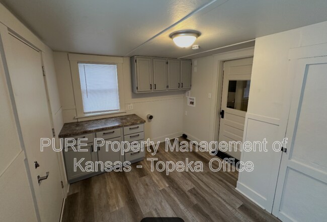 Building Photo - 939 SW Jewell Ave