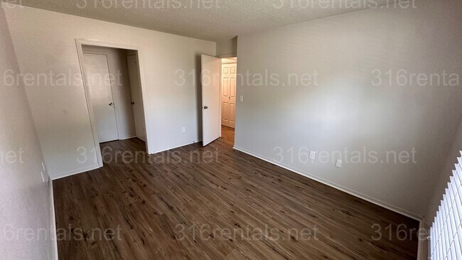 Building Photo - $895- 2 bedroom 1 bath - Apartment located...