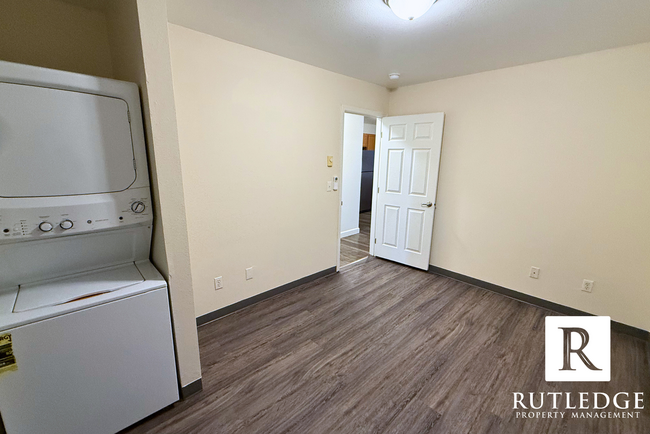 Building Photo - Newly remodeled 2 bedroom in Medford!