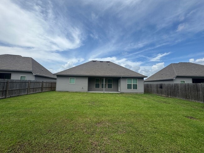 Building Photo - Like New - Home for Rent in Denham Springs