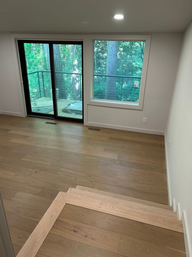 Building Photo - UNFURNISHED Beautiful Large Home Available...