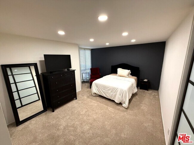 Building Photo - 8530 Holloway Dr