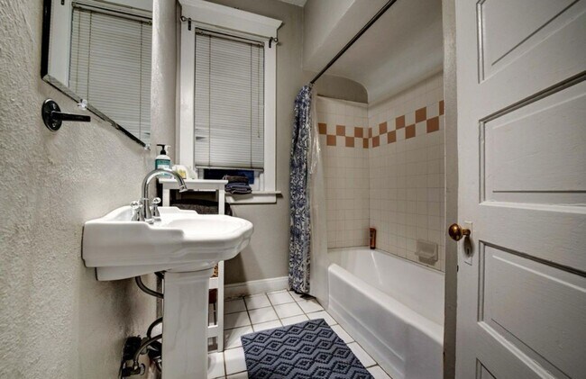 Building Photo - Beautiful two story unit with Victorian charm