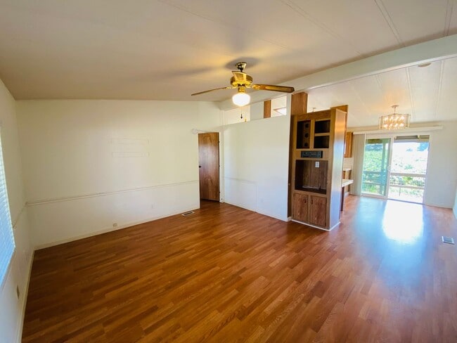 Building Photo - Cute Country Home on 1 Acre!