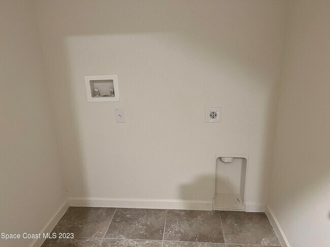 Building Photo - 388 Guinevere Dr SW