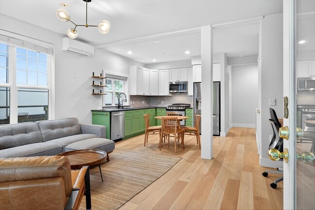 Building Photo - Charming Capital Hill Craftsman Home in Ideal Location!