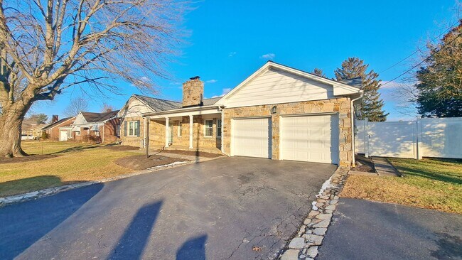 Building Photo - 3 Bed / 1-1/2 Bath Single Family Home w/2-car garage