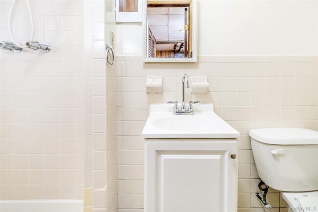 Building Photo - 721 River St