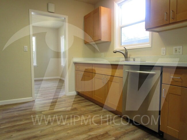 Building Photo - 2-Bed, 2-Bath Cottage PENDING