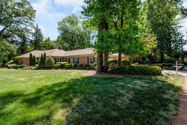 Building Photo - A rare estate-style rental in Thoroughgood
