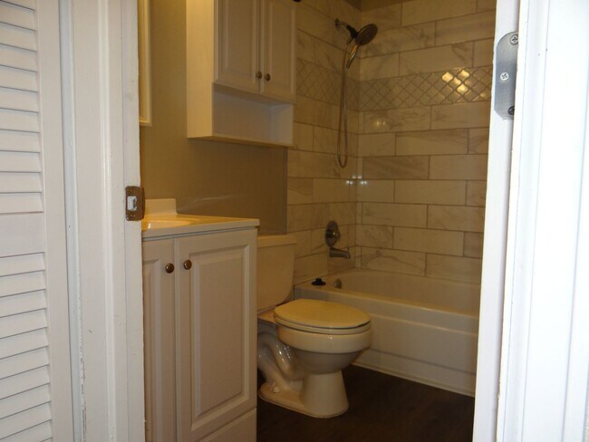 Building Photo - 1 bed 1 bath condo with 650 sf. with detached garage off Jewell and Sheridan