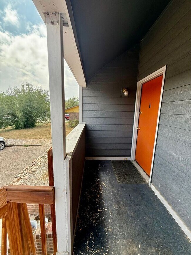 Building Photo - Move In & Save - 2 Week FREE Rent - $650 Deposit! - 2 Bedroom Apartment Minutes from Horsetooth R...