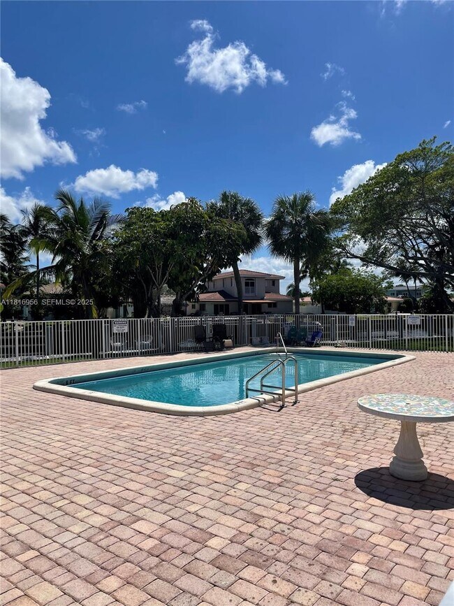 Building Photo - 251 SE 6th Ave