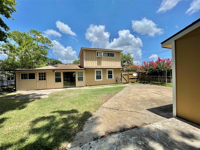 Building Photo - 1112 Southampton Dr