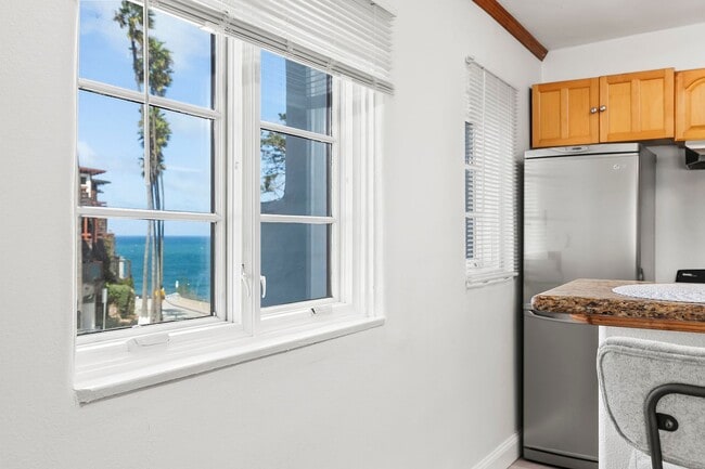 Building Photo - Charming comfy Studio in La Jolla Village!