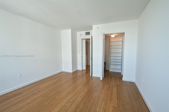 Building Photo - 1155 Brickell Bay Dr
