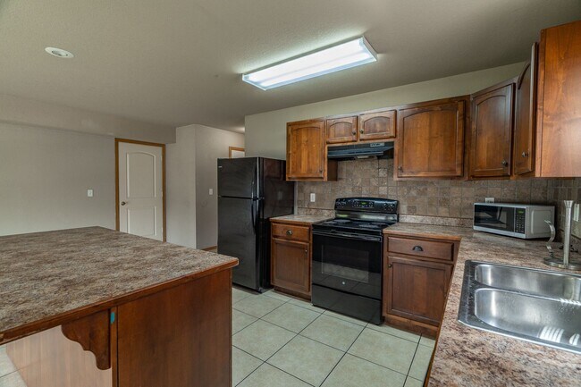 Building Photo - 4 Bedroom 2.5 Bath Townhome near UofA!  Fenced yard coming soon!!