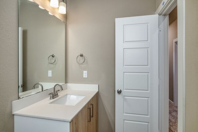 Building Photo - GORGEOUS 3 BEDROOM DUPLEX LOCATED IN MIDLO...