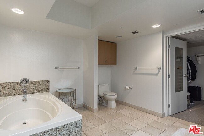 Building Photo - 13700 Marina Pointe Dr
