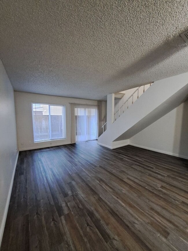 Building Photo - Charming 2-Bedroom Townhome in Fresno – Spacious Layout, Modern Kitchen & Community Amenities!