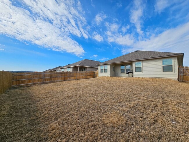 Building Photo - 1305 Lindsey Dr