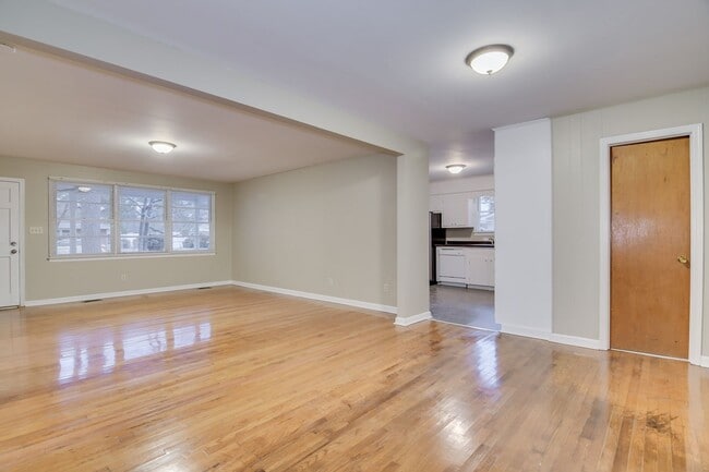 Building Photo - Updated 3 Bed 2 Bath off Columbia Rd