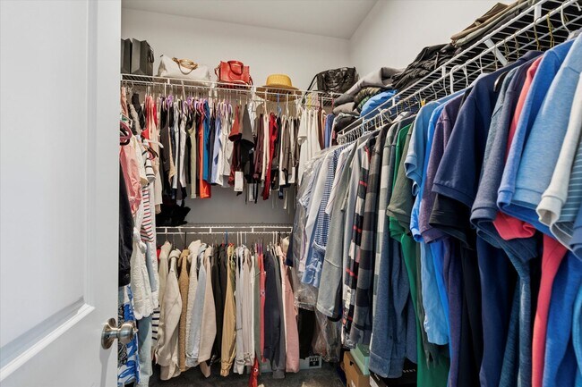 Building Photo - Beautiful 3B/2.5B Townhome in Downingtown ...