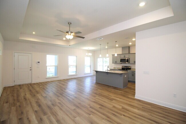 Building Photo - Modern 3-Bedroom Home with Granite Counter...