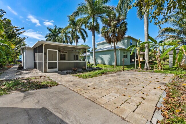 backyard with screened lanai and patio area - 3275 Cottage Grove Ave