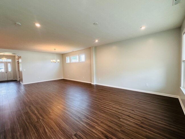 Building Photo - Contemporary Comfort Meets Convenience in Mt. Washington
