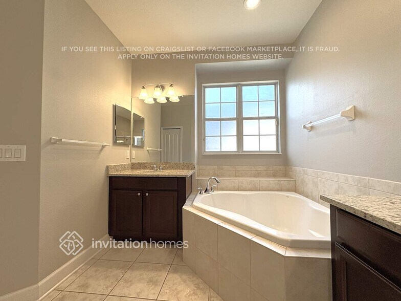 Building Photo - 16009 Loneoak View Dr