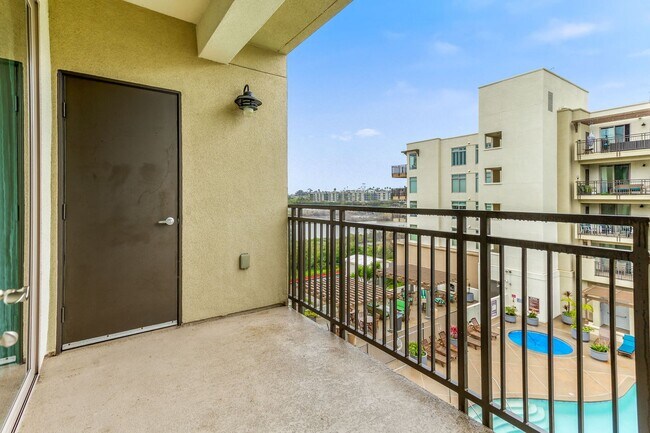 Building Photo - Beautiful & spacious 2 bedroom end unit condo in coastal Oceanside