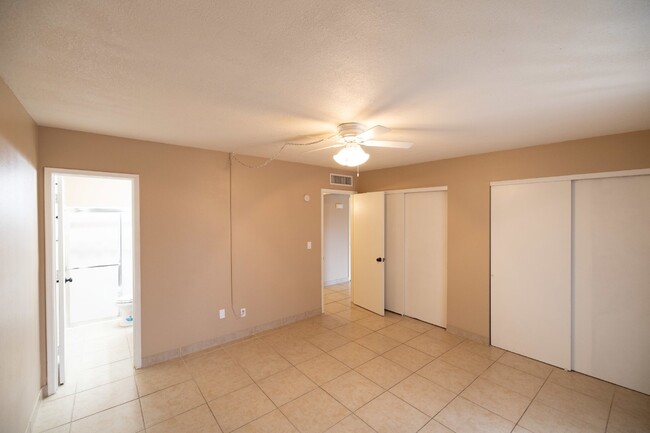 Building Photo - 3 bed 2 bath townhouse