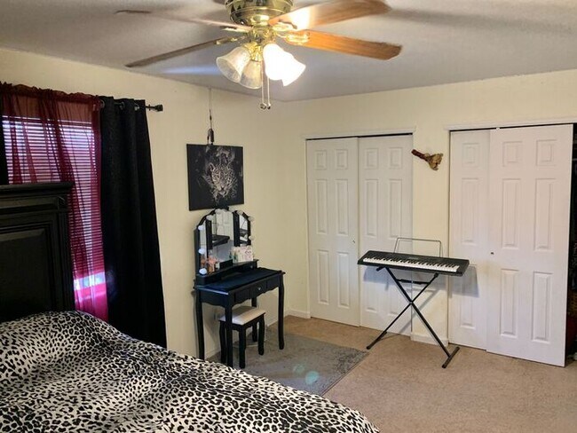 Building Photo - Spacious 4 Bed/3 Bath Duplex in Greeley