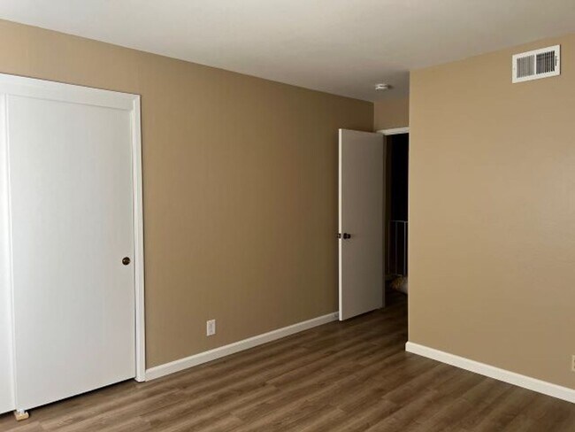 Building Photo - Spacious Los Gatos town home with two car garage.