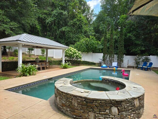 Building Photo - 217 Mossland Dr