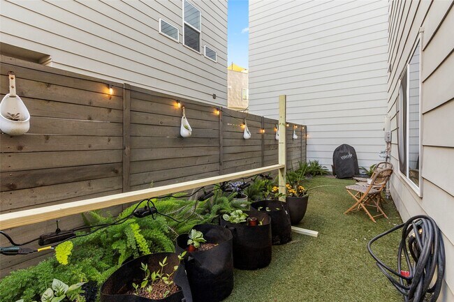 Building Photo - 2104 Dennis St