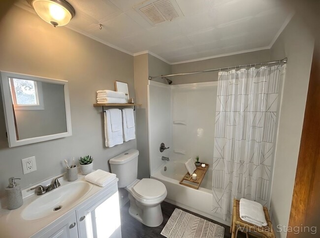 Building Photo - 2 Bed/ 1 Bath, Half Duplex in Clairton