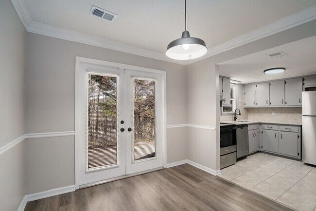 Building Photo - Renovated End Unit Townhome in Snellville!