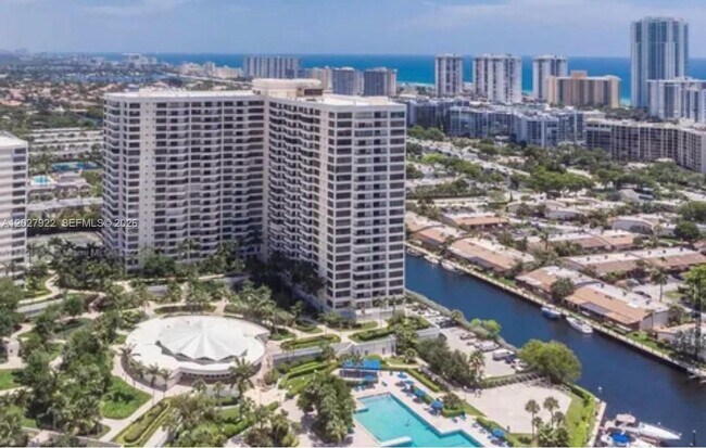Building Photo - 2500 Parkview Dr