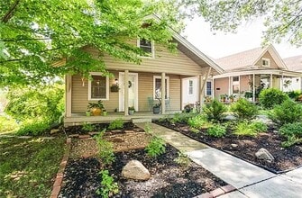 Building Photo - Charming West Plaza Bungalow