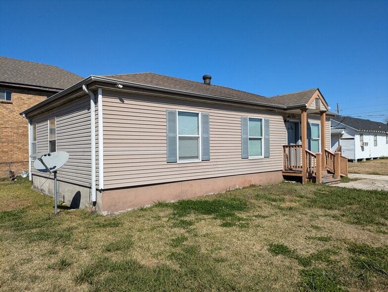 Building Photo - 807 21st St