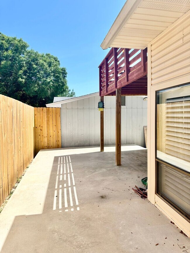 Building Photo - GORGEOUS 3 bedroom/3 bathroom/2 car garage townhome for rent in the desirable DONLABROOK GARDENS!