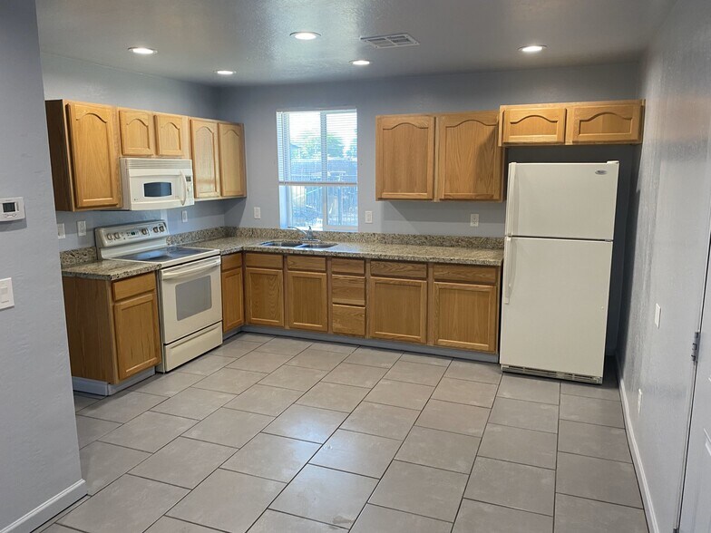 Kitchen with appliances - 215 N Pima Rd