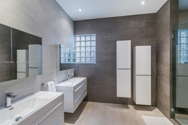 Building Photo - 1651 NE 196th St