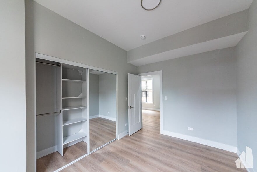 Building Photo - 428 W Belden Ave