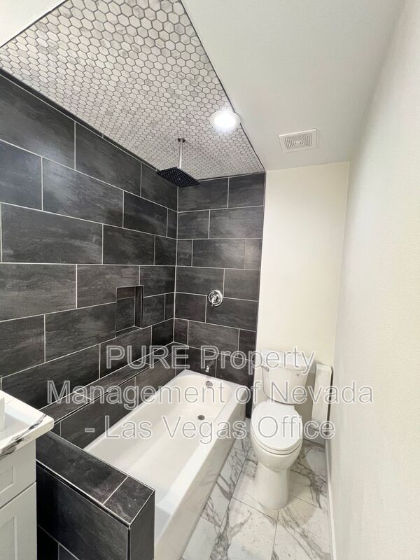 Building Photo - 1405 E Vegas Valley Dr