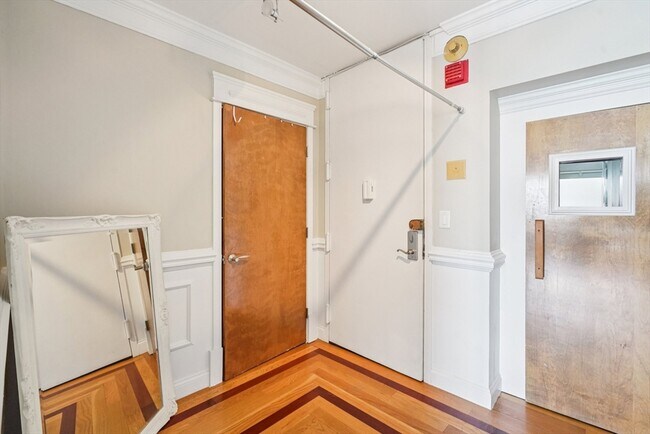 Building Photo - 65 E India Row