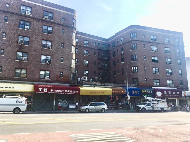 Building Photo - 83-6 Vietor Ave